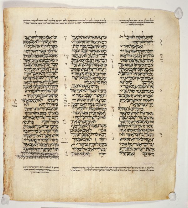 Folio del Códice de Leningrado con el texto hebreo de Deuteronomio 22:19 a 23:13, en tres columnas y con anotaciones en los márgenes.
