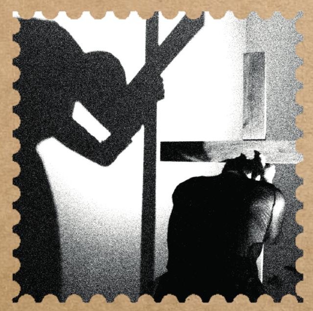 Ilustración de una silueta encapuchada junto a una cruz, inclinada sobre una figura sentada de espaldas, con la cabeza gacha.