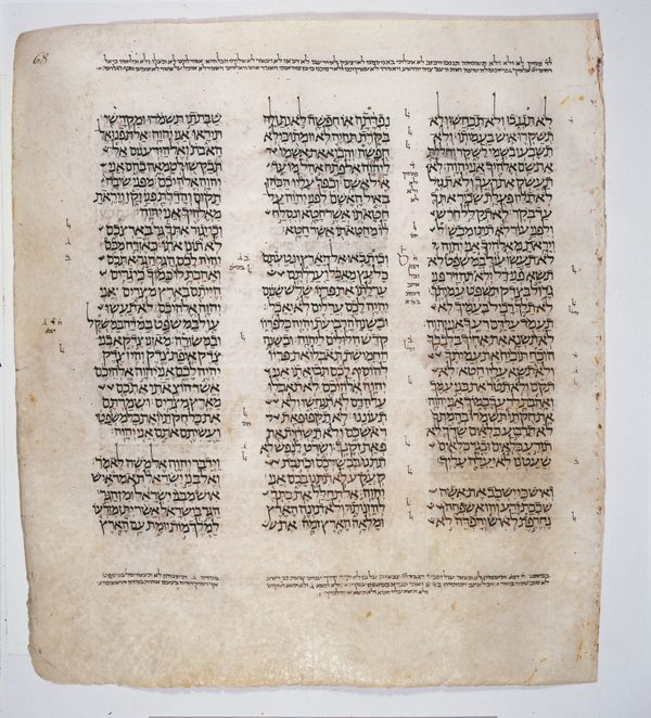 Folio del Códice de Leningrado con el texto hebreo de Levítico 19:11 a 20:2, en tres columnas y con anotaciones en los márgenes.