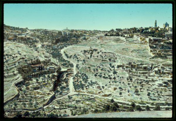 El Valle de Hinom visto desde el este, un valle seco y pedregoso a las afueras de la muralla de Jerusalén.